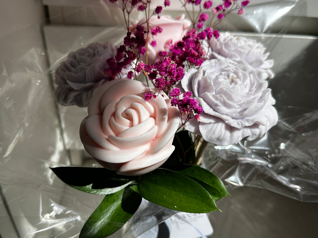 Jarrón con flores de cera