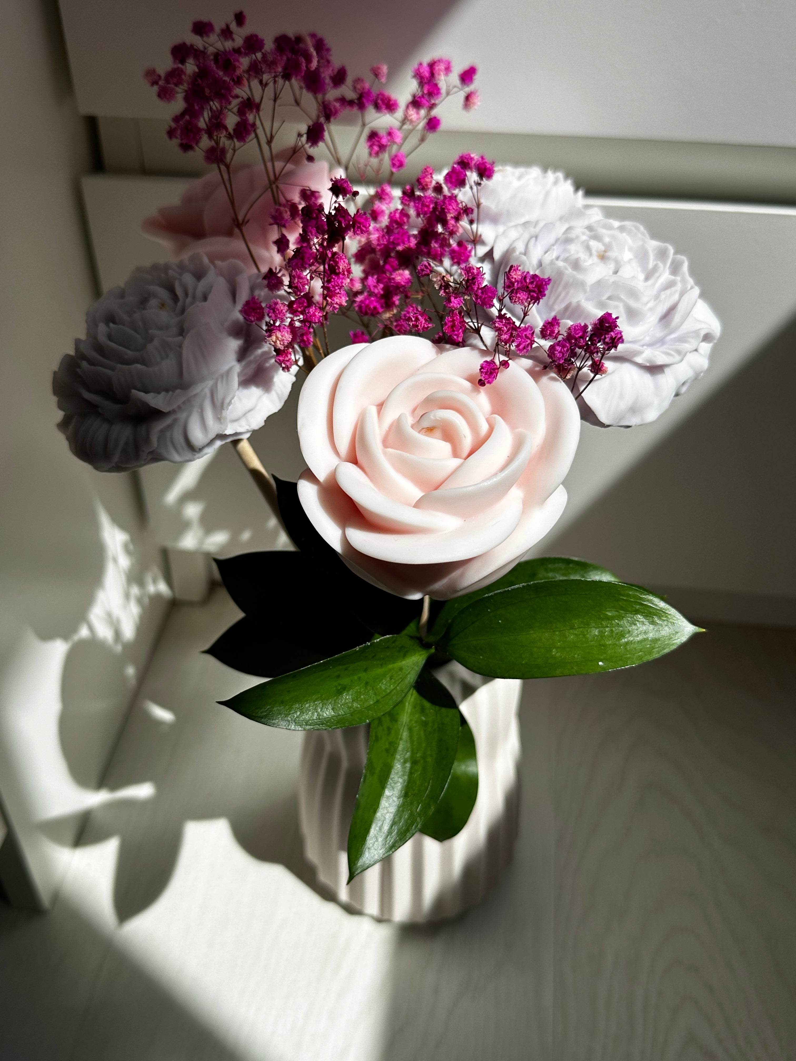 Jarrón con flores de cera