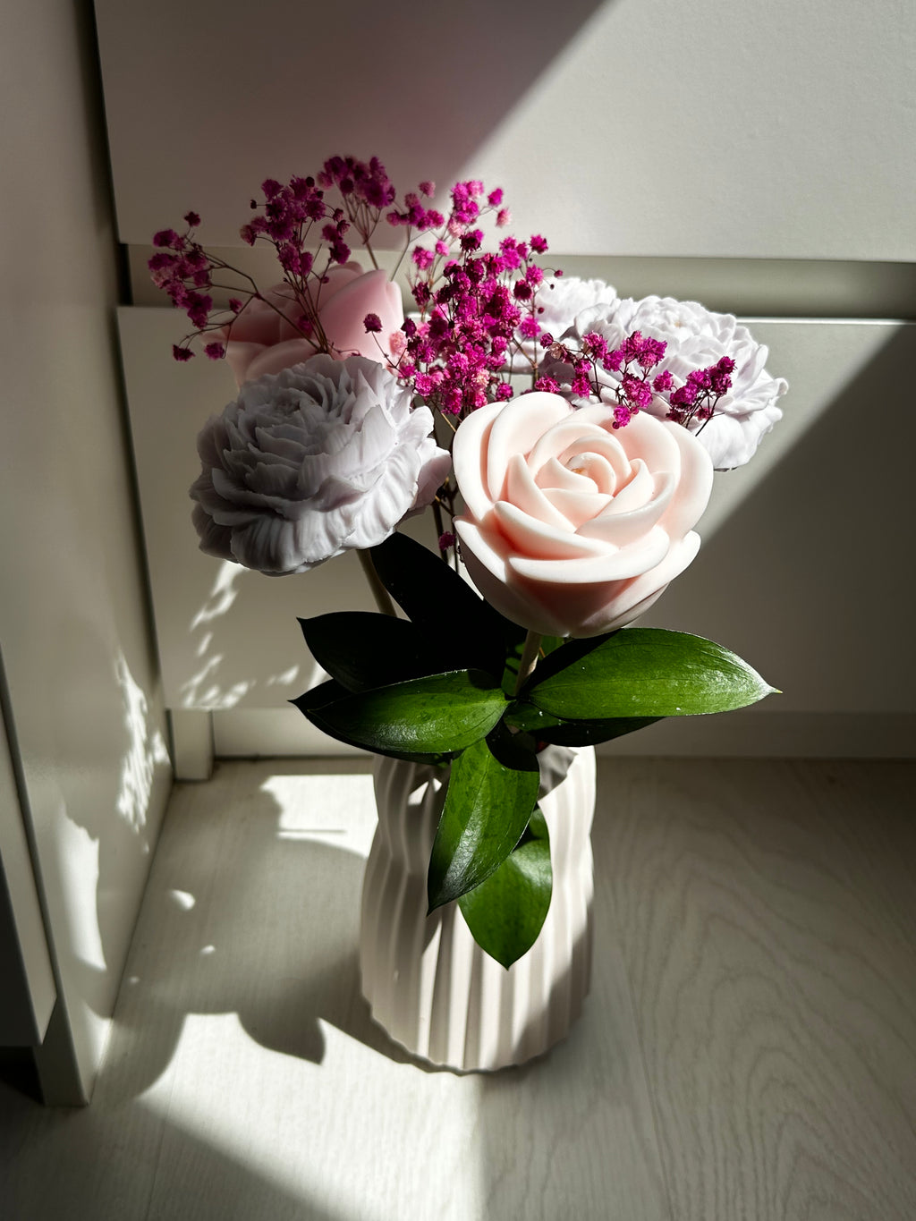 Jarrón con flores de cera